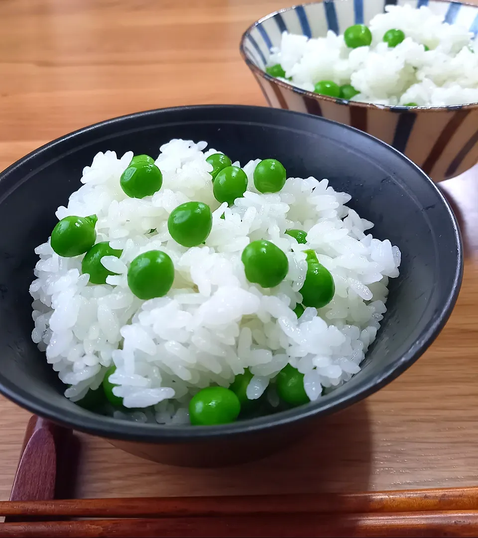 Snapdishの料理写真:採れたてグリンピースで😊
グリンピースご飯🍚|ナオミさん