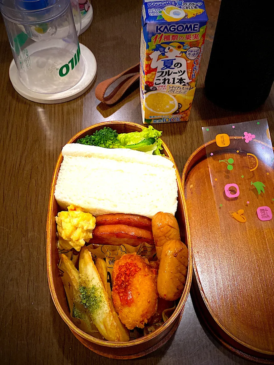 Snapdishの料理写真:お弁当🍱　サンドイッチ　ハムソテー　フライドチキン　オーロラ辛ソース　クリスピーチキンシーズニング　フライドポテト　バター醤油シーズニング　ソーセージソテー　スクランブルエッグ　蒸しブロッコリー　フルーツ野菜ジュース　アイスティー|ch＊K*∀o(^^*)♪さん