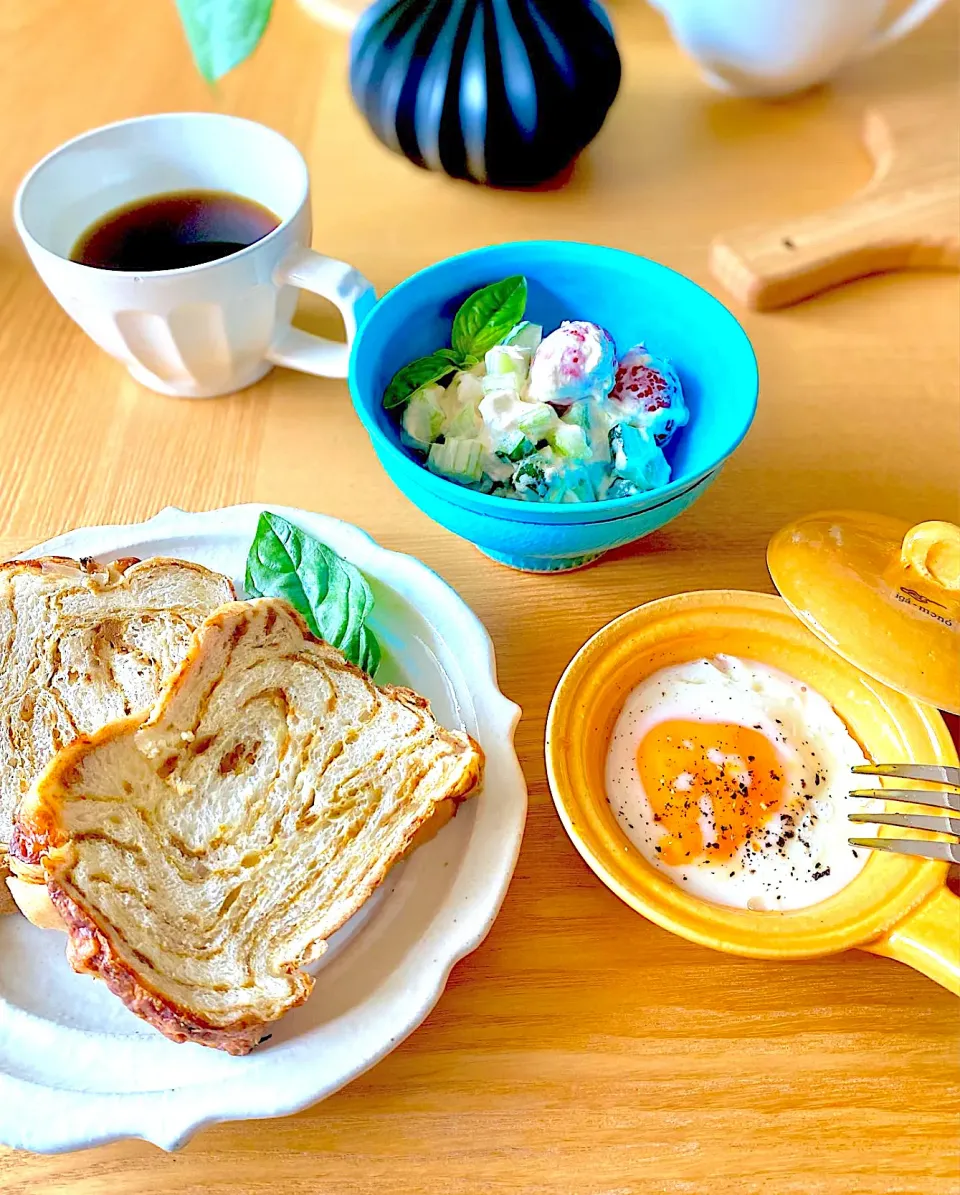 カレー味の食パンで朝ごぱん|naho_nonaさん