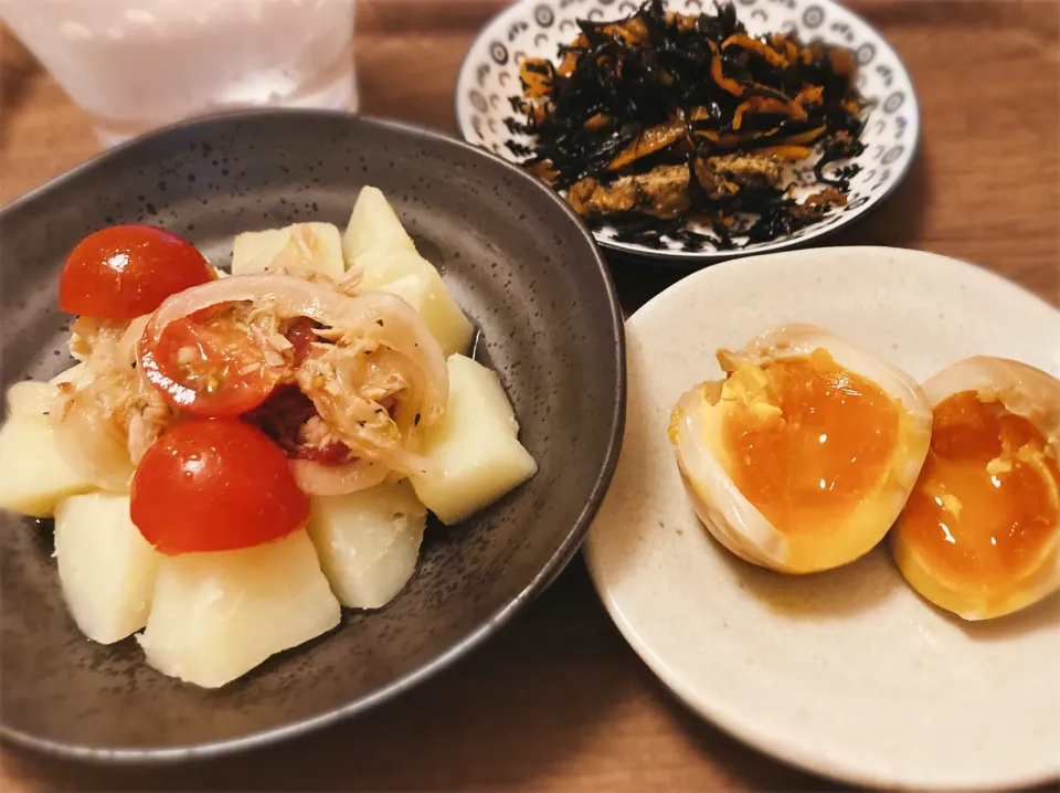 ふかし芋にコンソメ和えかけただけのやつ🥔煮卵🥚ひじき煮🥕|gunlove❤さん