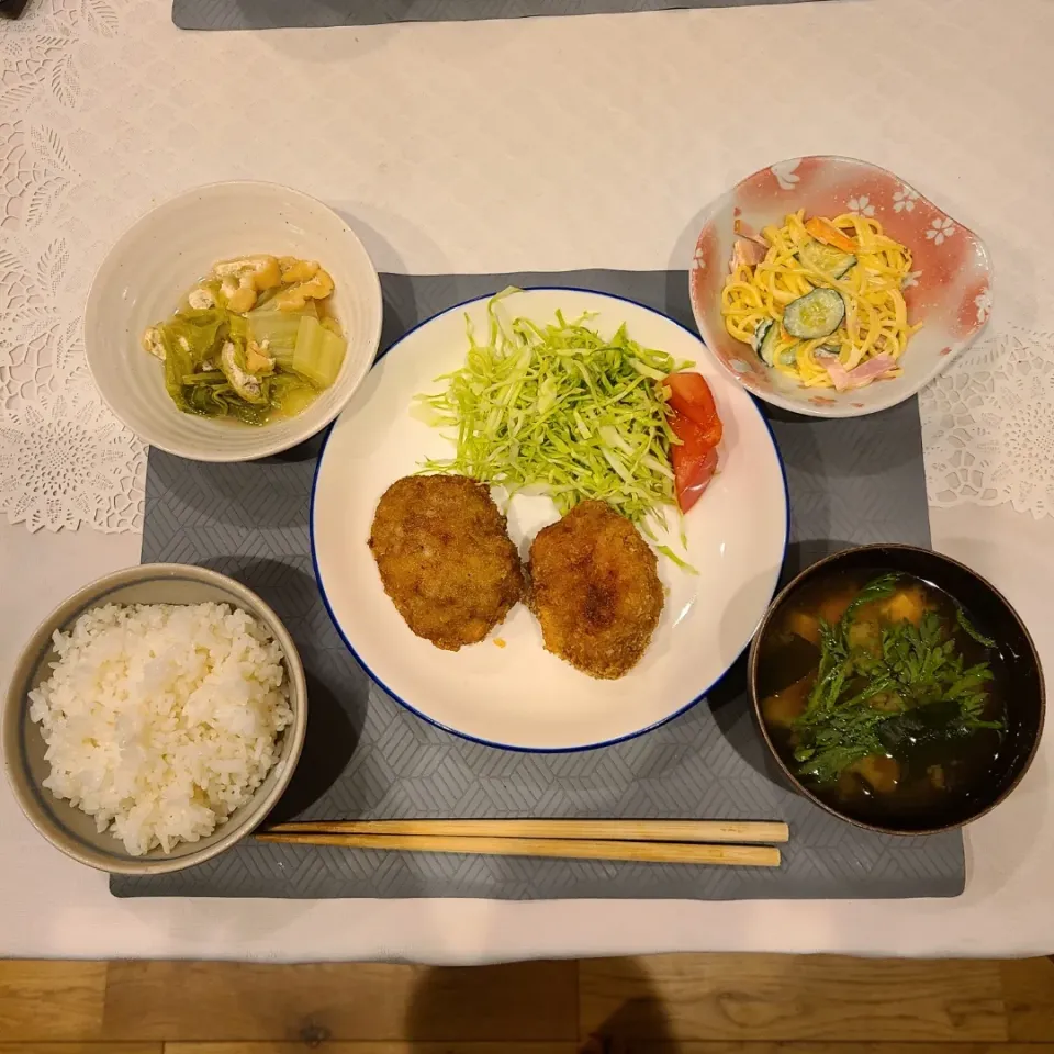 メンチカツ、小松菜と油揚げ煮浸し、スパゲッティサラダ、とうふと春菊の味噌汁|ともさん