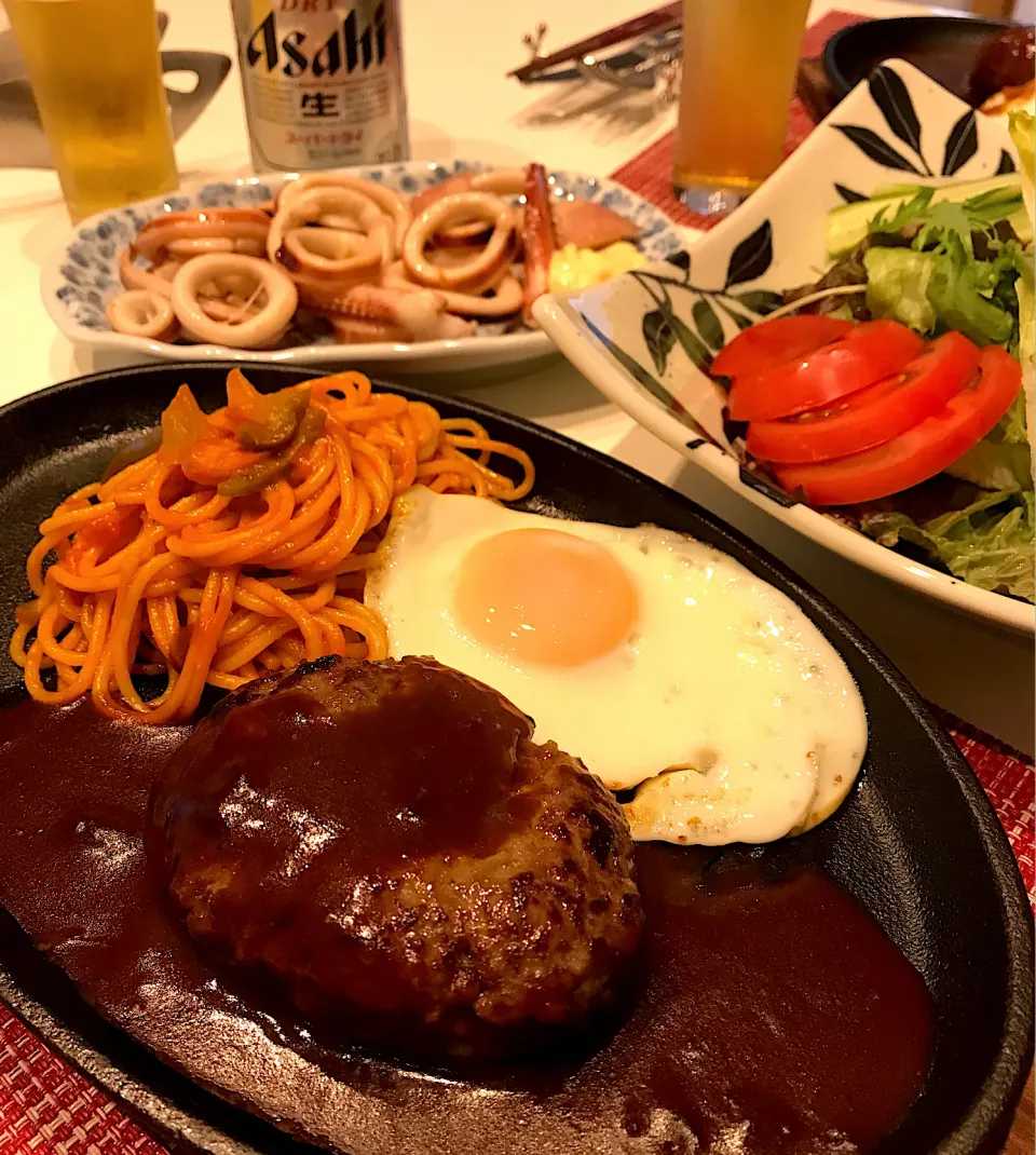 Snapdishの料理写真:ハンバーグステーキ🥩ナポリタン添え！🍝➰🍻😋|ナムナムさん