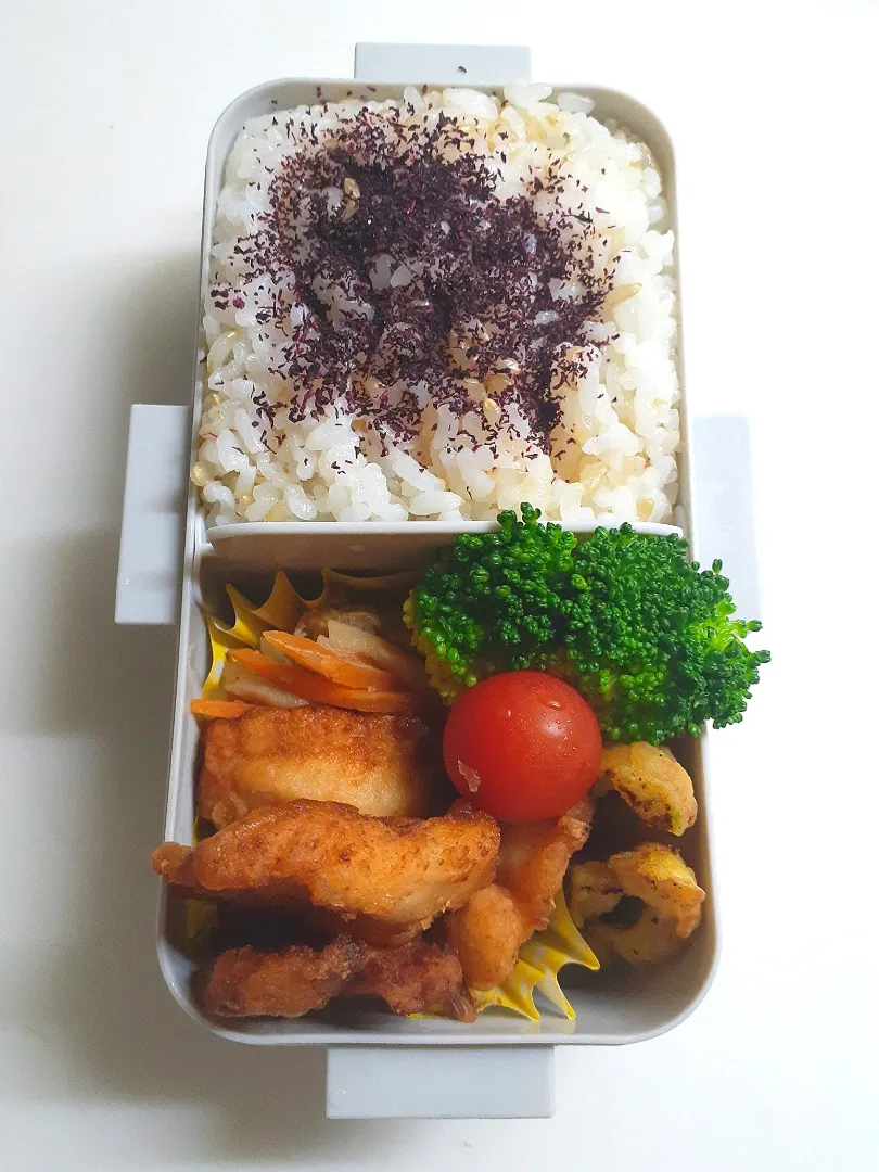 ☆中学生弁当☆玄米入りゆかりごはん、切干大根、唐揚げ、竹輪カレー揚げ、ミニトマト、ブロッコリー|ｼｮｺﾗさん