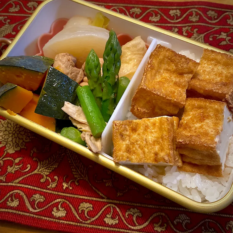 蕪と鶏肉の煮物と、南瓜の煮物と、アスパラの胡麻和えと、焼き厚揚げのせご飯弁当|もえさん