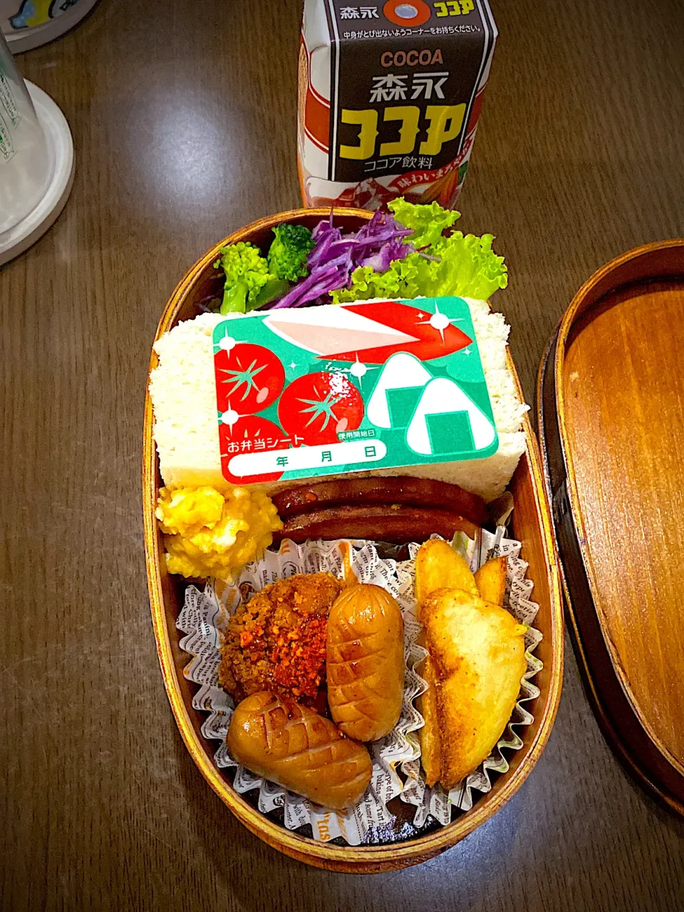 お弁当🍱　サンドイッチ　ハムソテー　スクランブルエッグ　レタス　紫キャベツ　蒸しブロッコリー　フライドチキン　オーロラ辛ソース　クリスピーチキンシーズニング　フライドポテト　チーズパウダー　ソーセージソテー　ココア　アールグレイティー|ch＊K*∀o(^^*)♪さん