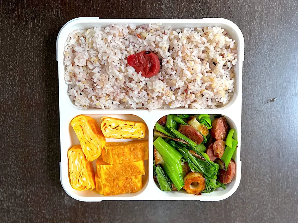 Yakitamago & sausage veggies itame bento|yeni kartikasariさん