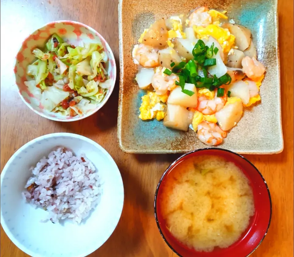 Snapdishの料理写真:2022 0529　長芋えび玉　キャベツの梅おかか　豆腐とわかめのお味噌汁|いもこ。さん