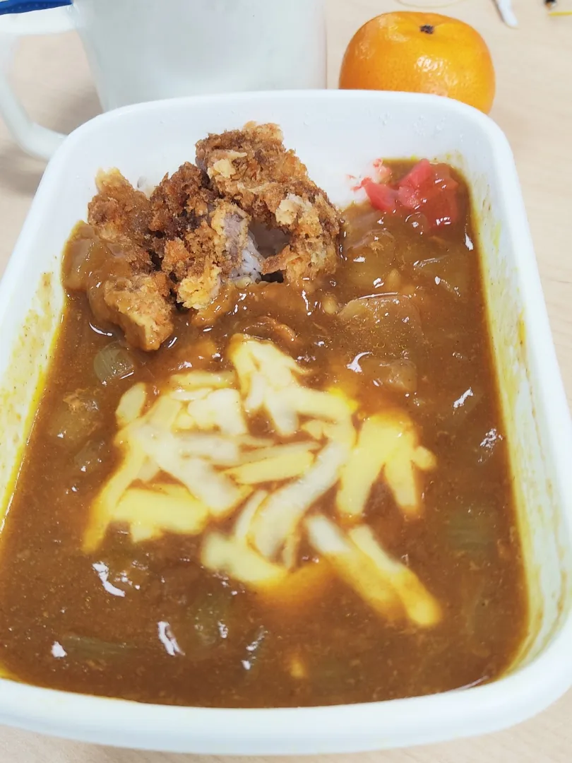 名護市豊原のチーズカツカレー

小さいながらもカツがのってて300円。
これは安い。
よくよく考えてみたら、お弁当って外食するより３割ぐらい安いかも。
この物価高騰の中、かなりご苦労されていると思いますが、引き続きよろしくお願いいたします。|Rピージャーさん