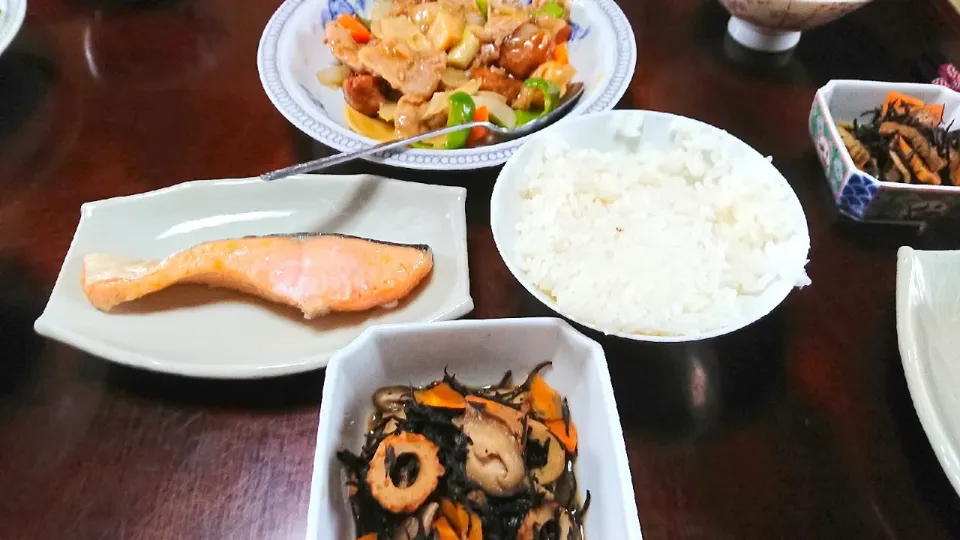 今日のお昼ご飯
(鮭、ひじきの煮付け、酢豚(レトルト))|のばーきさん