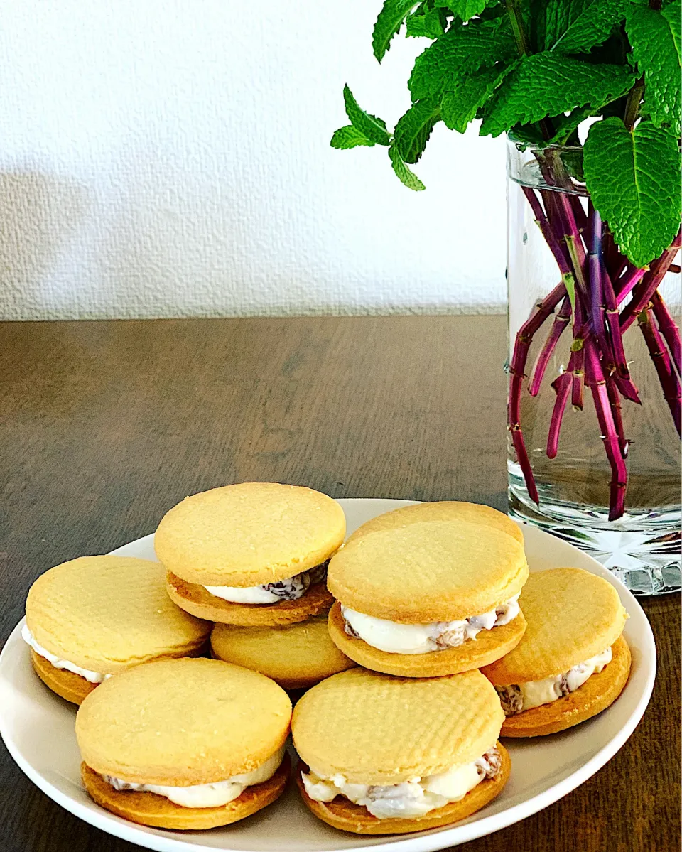 今度は丸いクッキーでラムレーズンサンドクッキー🍪クランベリー抜き❣️|Akemi Alexandruさん