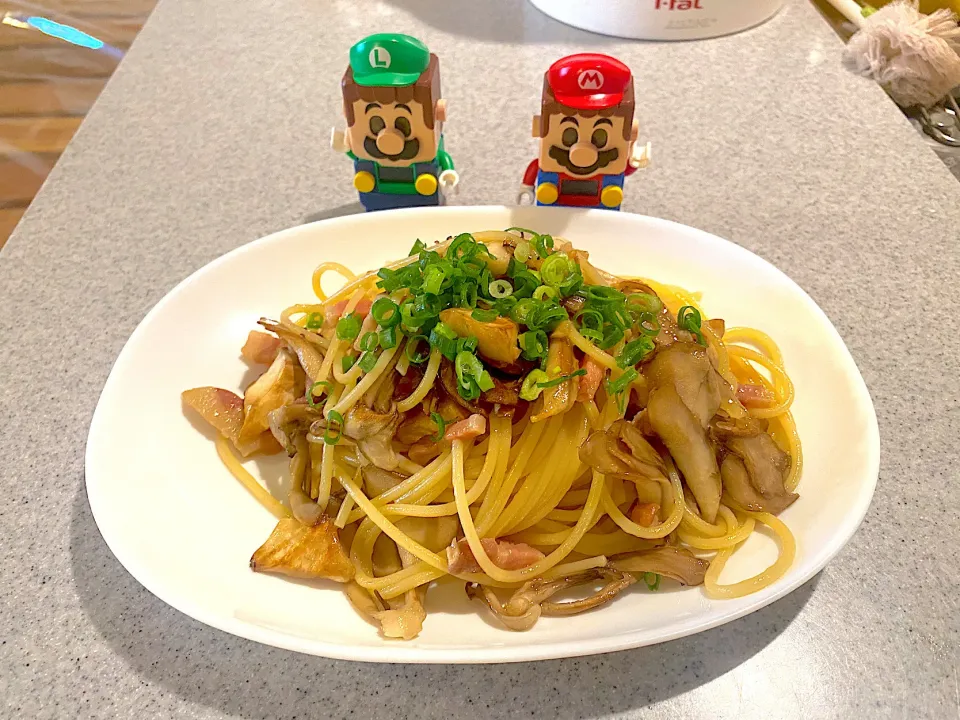 Snapdishの料理写真:マリオとルイージの舞茸醤油パスタ|たあどさん