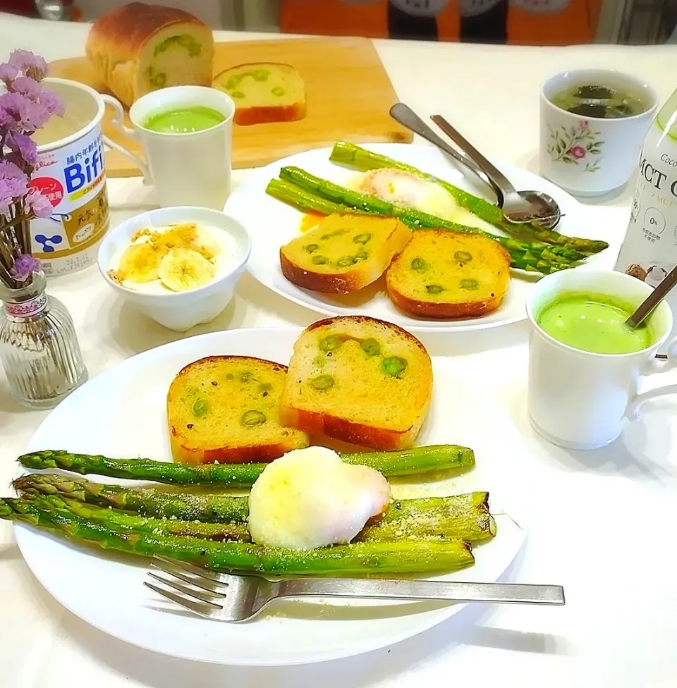 Snapdishの料理写真:えんどう豆のパンとアスパラ焼き|みったんさん