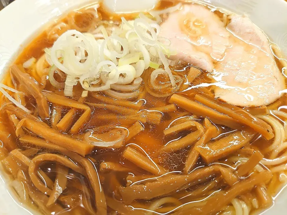 【冷やし中華、始まってます】
中華そば 共楽
竹の子そば (葱多め、950円)
＋麺大盛 (50g、50円)
@銀座2分、銀座一丁目、東銀座
(JR有楽町駅から徒歩6分)
22117|大脇さん