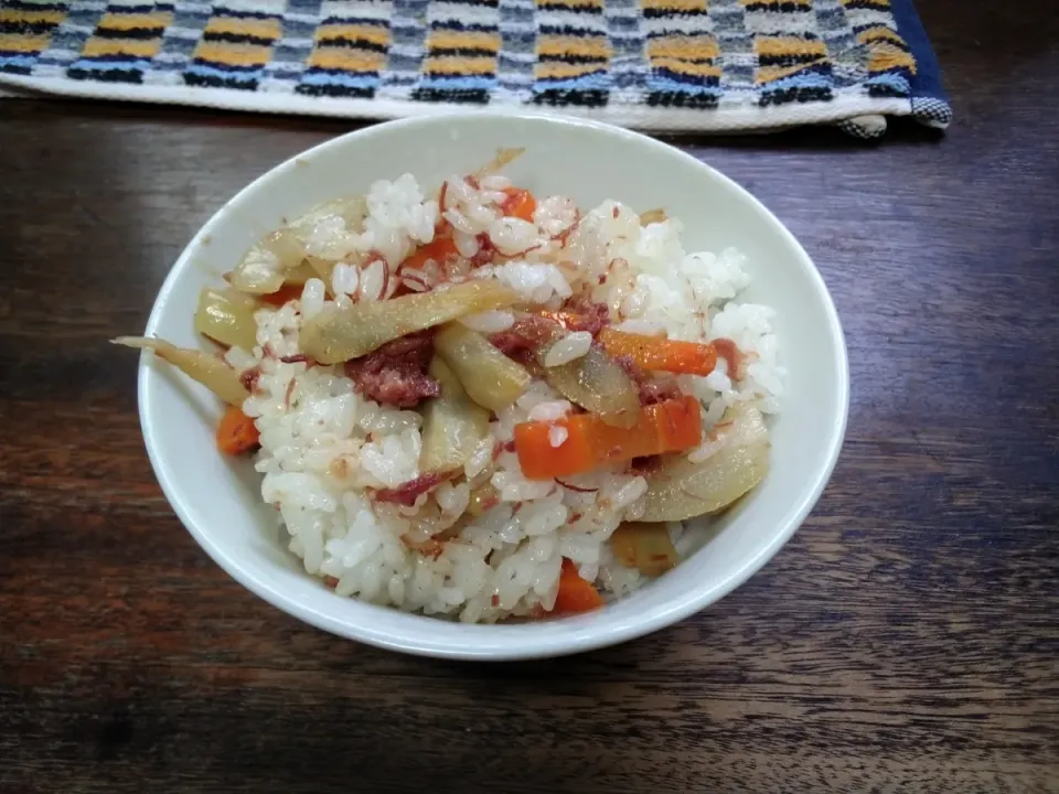 Snapdishの料理写真:洋風きんぴらごぼうの混ぜご飯|にんにくと唐辛子が特に好き❤️(元シャリマー)さん