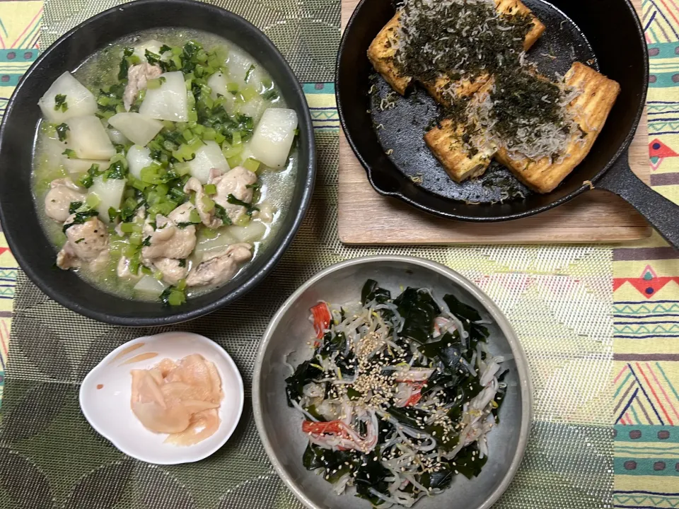 かぶと鶏肉のうま煮、もやしとわかめのごまポン酢和え、厚揚げ焼きじゃこ海苔乗せ、新生姜甘酢漬け|peanutsさん