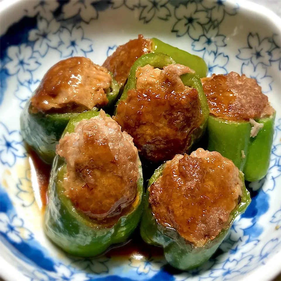 今夜は、ピーマンの甘さが堪らない！剥がれようのないピーマンの肉詰めを頂きました🫑😋👍🎵|ギムレットさん