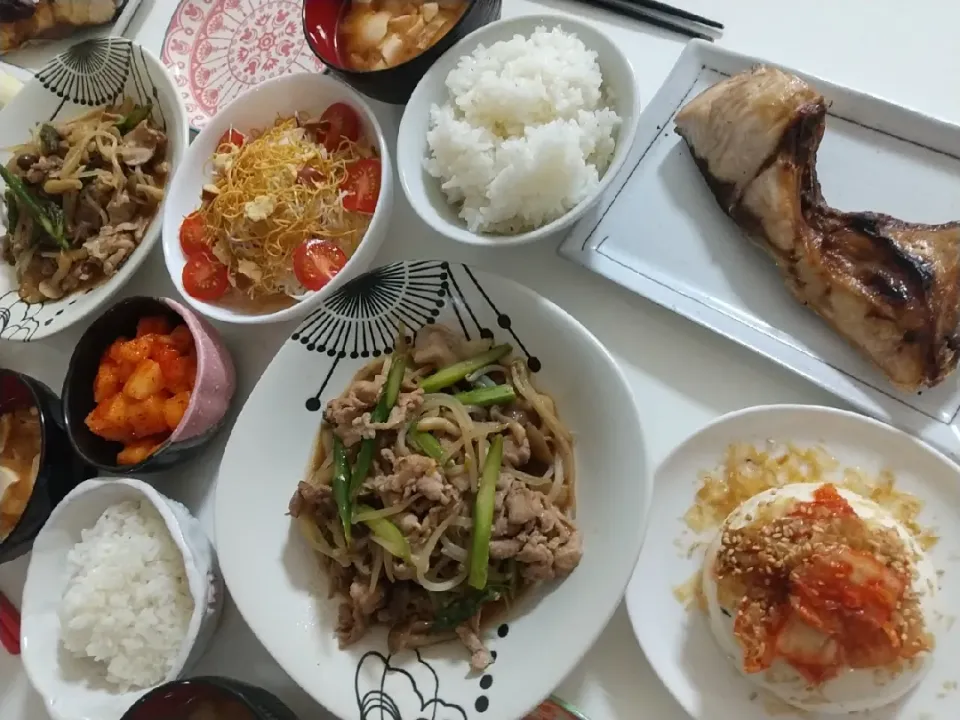 Snapdishの料理写真:夕食(*^^*)
豚肉と野菜炒め(もやし、アスパラ、しめじ)
ブリカマ焼
冷やっこ(キムチ、おかか、白ゴマ)
サラダ(キャベツ、ミニトマト、サラダ麺、スモークチーズ)🥗
カクテキ
お味噌汁(油揚げ、豆腐)|プリン☆さん