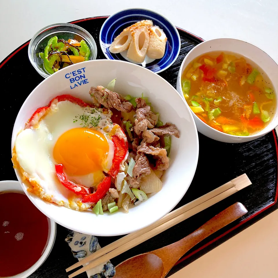 Snapdishの料理写真:目玉焼きのせ牛丼セット|Kさん