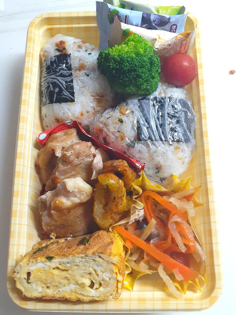 Snapdishの料理写真:☆中学生弁当☆1泊校外学習。そぼろ若芽お握り、切干大根、鶏照焼、竹輪カレー揚げ、シラス葱卵焼き、ブロッコリー、ミニトマト、蒟蒻ゼリー。反抗期の息子と暫しの別れ、母は暫しの休息|ｼｮｺﾗさん