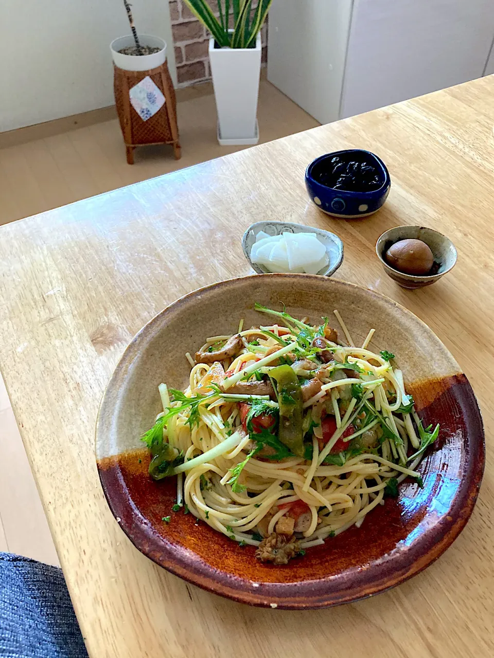 昨日のお一人様ランチ💛冷蔵庫にあるものでパスタ、梅酒の梅、大根の甘酢漬け、黒豆|さくたえさん