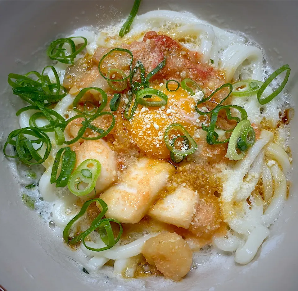 海鮮バター醤油明太釜玉うどん|すくらんぶるえっぐさん