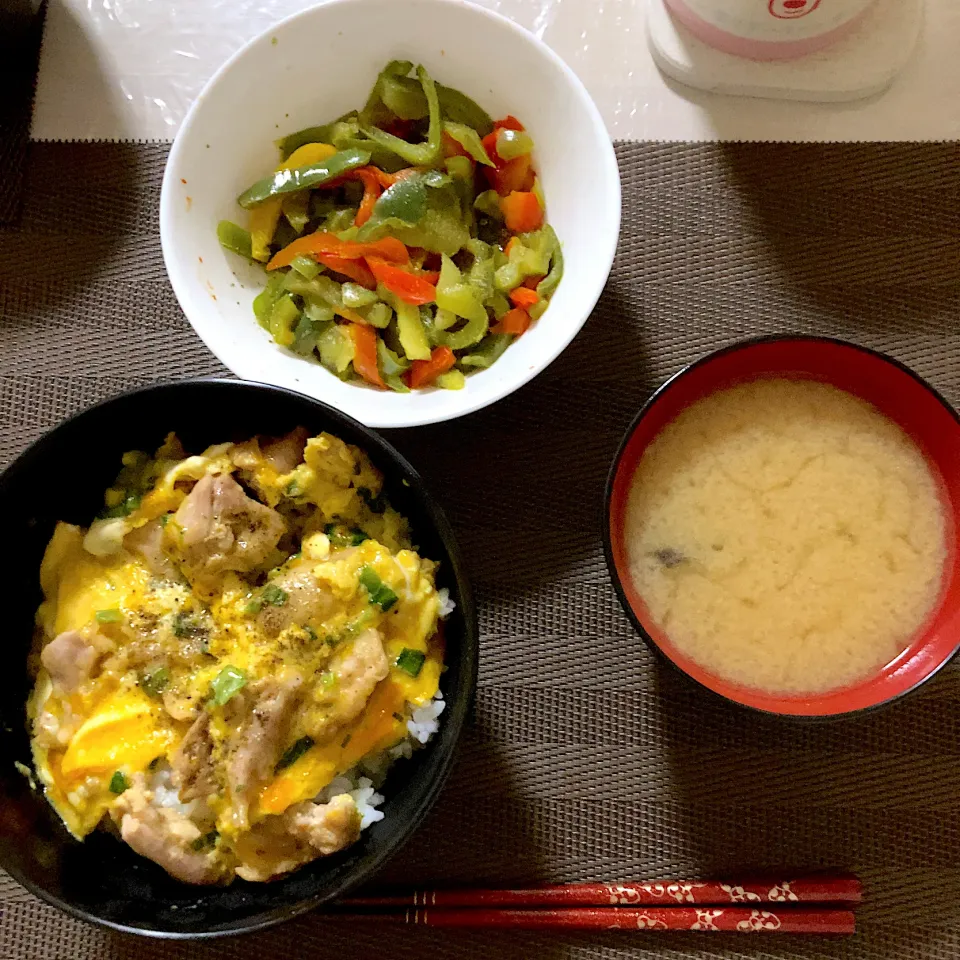 親子丼 パプリカのマリネ 茄子の味噌汁|みんごはんさん