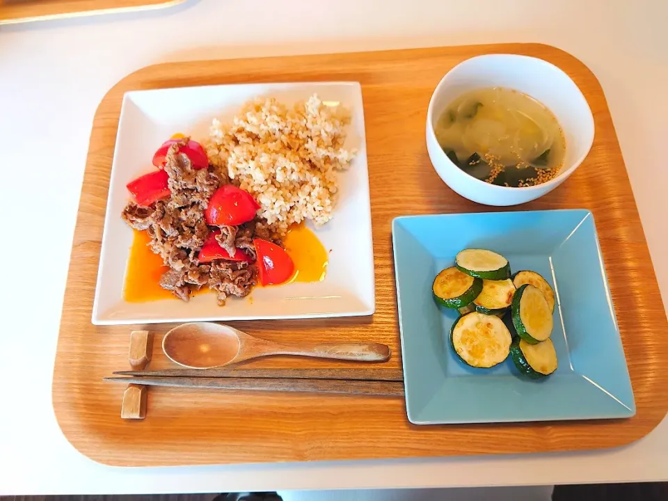 Snapdishの料理写真:今日の夕食　牛肉とパプリカのマヨハリッサ炒め、ズッキーニのポン酢焼き、わかめスープ|pinknari🐰🌈さん