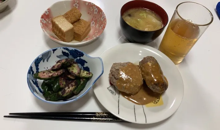 晩御飯(^^)☆ハンバーグ☆厚揚げの炊いたん☆胡瓜のゆかり和え☆みそ汁（キャベツ、しめじ、玉ねぎ）|Saharaさん