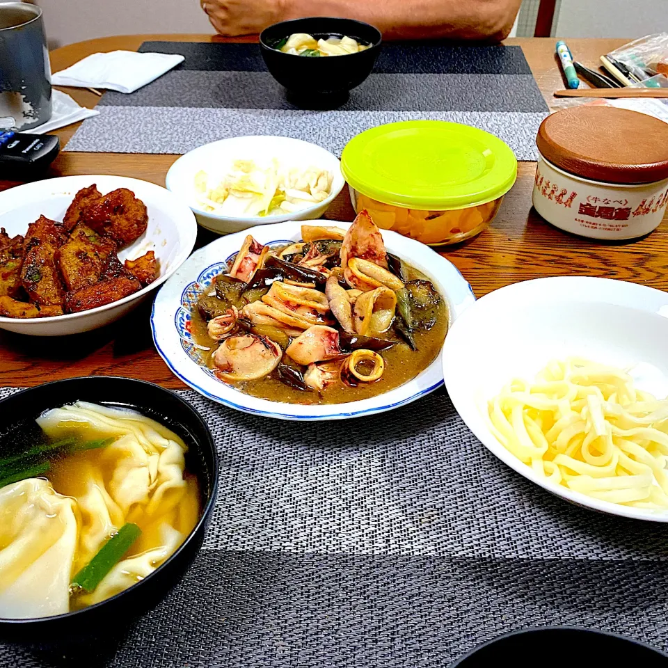 Snapdishの料理写真:茄子とイカの中華炒め、ワンタンスープ、さつま揚げの甘辛煮、常備菜、漬物、うどんの残り|yakinasuさん