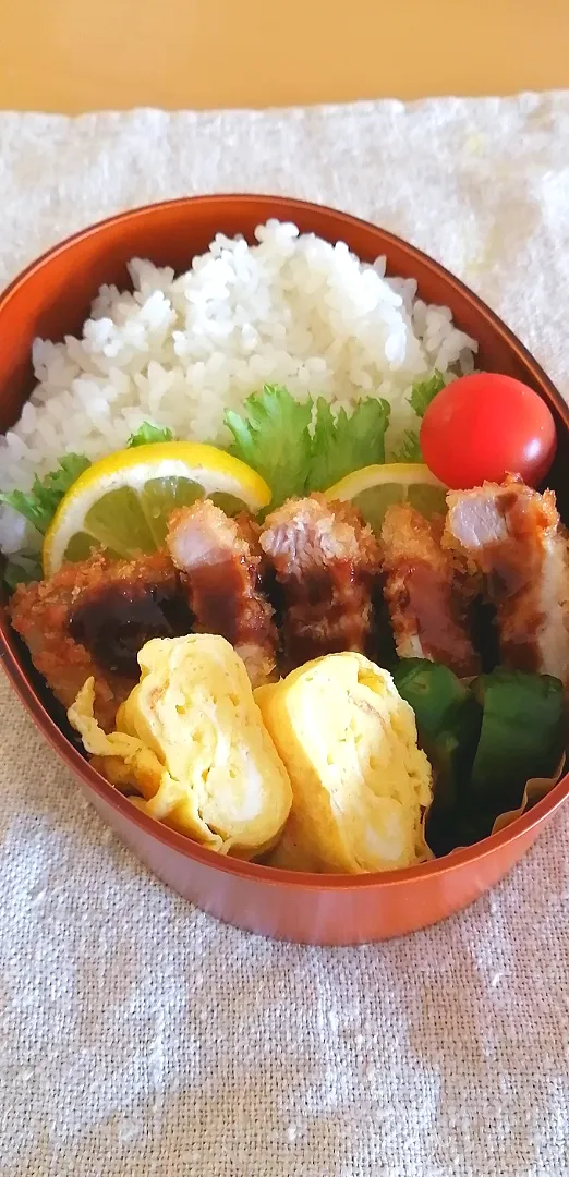 毎日旦那弁当。

今日はトンカツ弁当。
卵焼きにきゅうりのお浸し。|田中ママさん