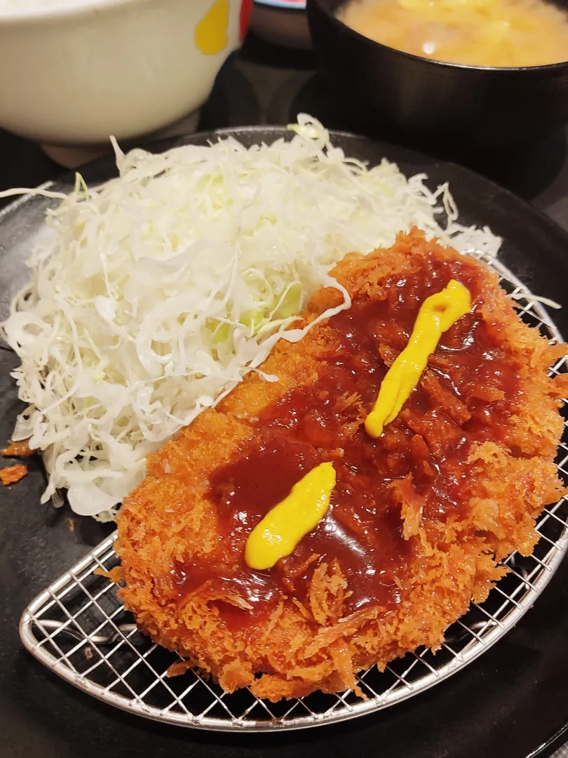 Snapdishの料理写真:松のやのロースカツ定食

ひさびさに来ちゃいました。
沖縄の「とんかつ」とは違って、身のぶ厚さが魅力です。
いやいや、比較してはいけません。
同じ「とんかつ」でありながら、別物と捉えたほうがよさそうです。
薄くてニンニクが効いてる「とんかつ」だって美味しいのですから。|Rピージャーさん