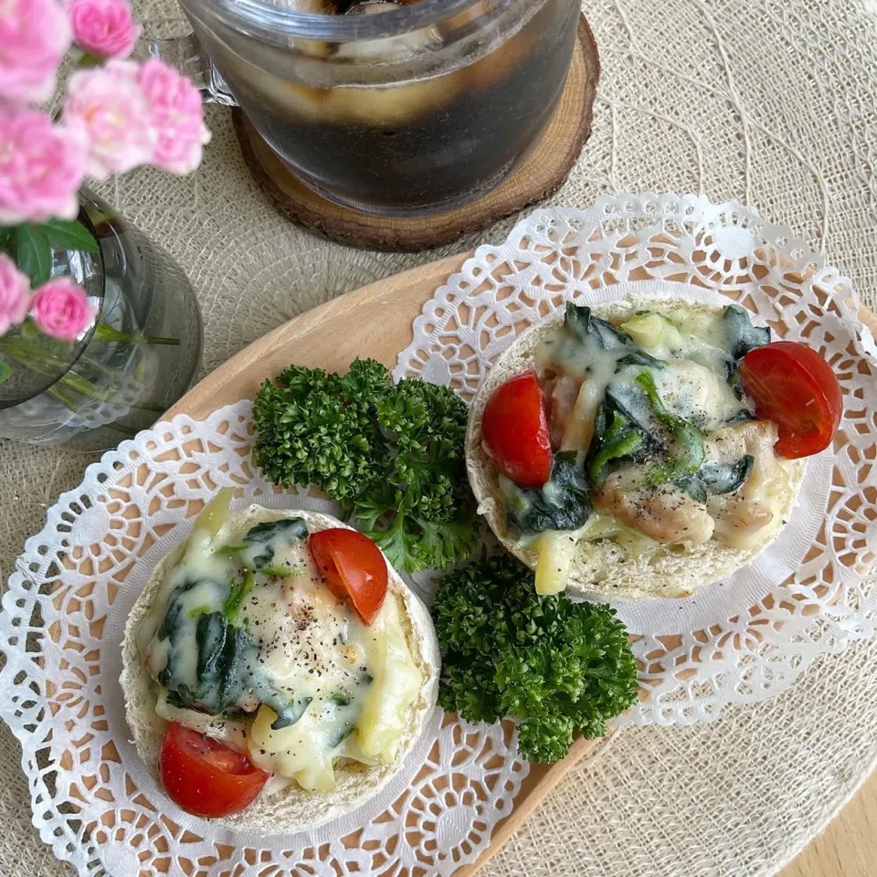 6/2❤︎鶏もも肉とじゃがいものグラタン風オープンサンド🌱✨|Makinsさん