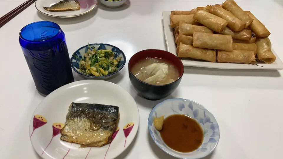 Snapdishの料理写真:晩御飯(^^)☆焼き塩鯖☆春巻き☆豆苗とツナの卵炒め☆みそ汁（大根、人参、キャベツ）|Saharaさん