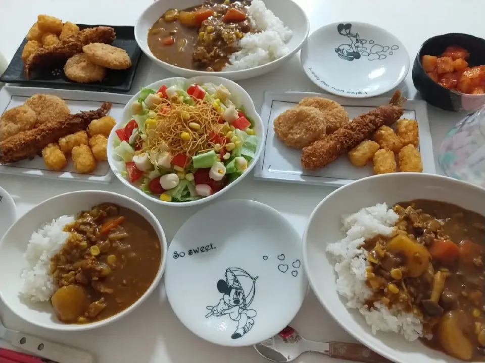 夕食(*^^*)
カレーライス🍛
エビフライ🍤&クリームコロッケ&ハッシュドポテト
サラダ🥗
オイキムチ|プリン☆さん