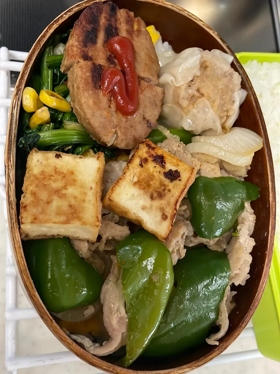 Snapdishの料理写真:豚ロースと新玉ねぎ、ピーマンのカレー炒め、ほうれん草とコーン炒め、厚揚げ、ハンバーグ|ちあぽんさん