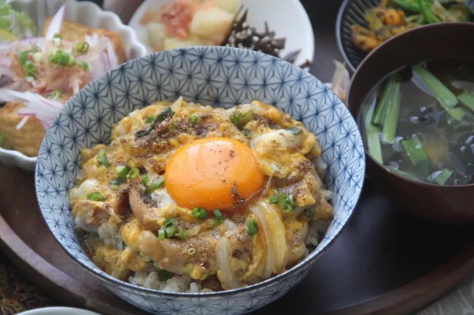 Snapdishの料理写真:『こだわりの美味しさ。純国産親子玄米丼と小鉢定食』　【公式】料理研究家　指宿さゆり|【公式】料理研究家　指宿さゆり≫ｽﾀｼﾞｵ（ｽﾀｯﾌ運営）さん