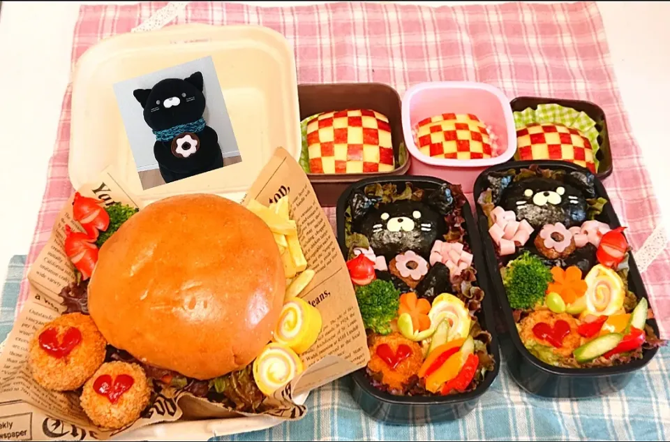 ハンバーガー弁当&お気に入りのぬいぐるみのネコちゃんのおにぎり弁当❤️|みちゅあしさん