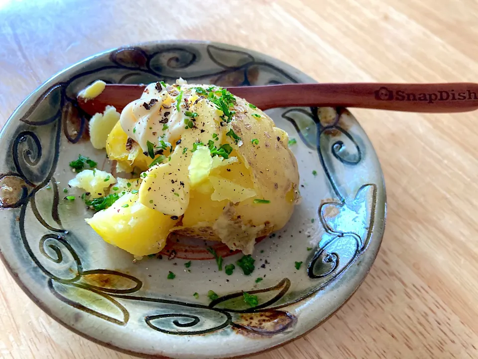 Snapdishの料理写真:姉が育てたキタアカリ🥔をヘルシー蒸し土鍋で蒸してジャガバターに꒰ ♡´∀`♡ ꒱|さくたえさん