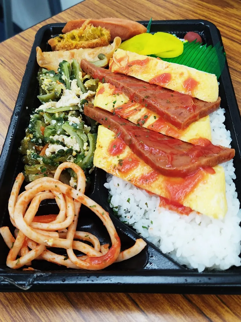 ポーク玉子弁当 350円

沖縄県民は、ポークと玉子が大好き。
食堂にいけば「ポーク玉子定食」なんてメニューをみかけます。
では海外ではどうなんだろう？と調べてみました。
なんと、ハワイとグアムで朝食によく食べられいるそうです。
沖縄と同様に米軍由来の食文化が広まったんでしょうね。|Rピージャーさん