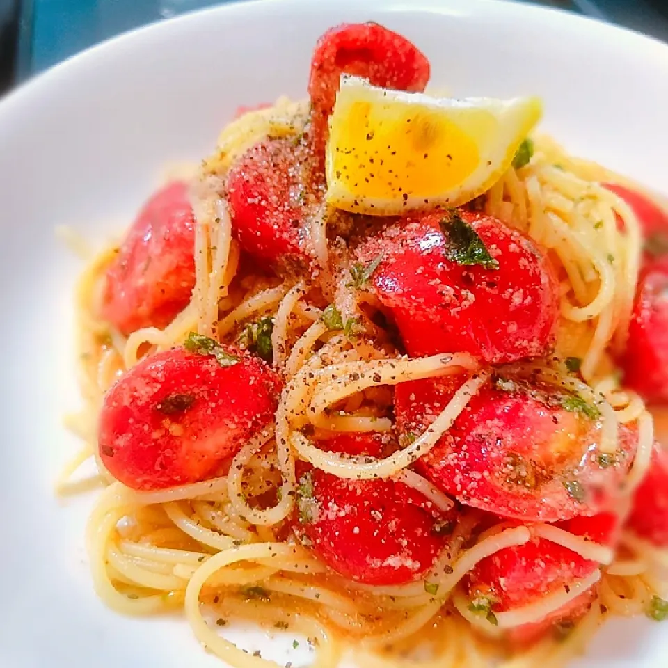 Snapdishの料理写真:フルーツトマトの冷たいパスタ～♪♪|砂糖味屋キッチンさん