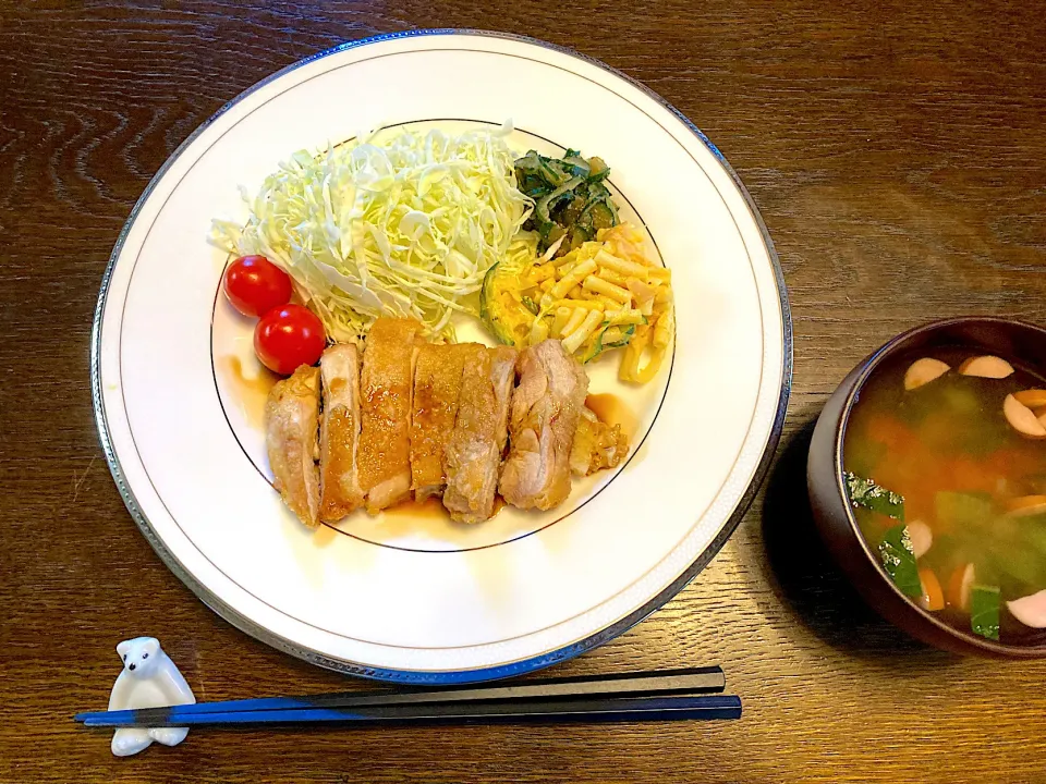 鳥もも肉ソテー甘酢ソース、きゅうりの胡麻和え、マカロニサラダ、野菜コンソメスープ|カドラさん