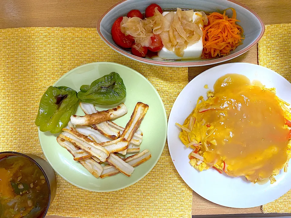 祖父の玉ねぎドレッシングがけ冷奴、にんじんラペ、タケノコが決め手のかに玉、焼きちくわとピーマン、味噌汁|1614さん