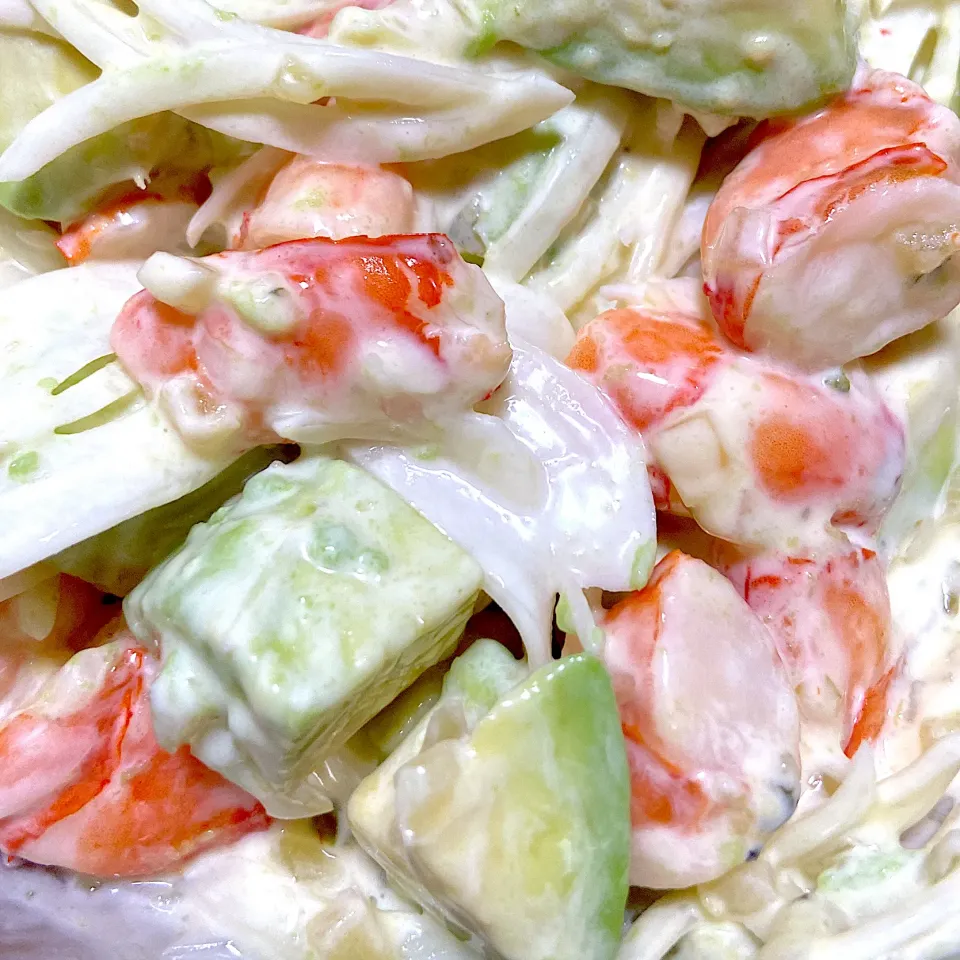 Snapdishの料理写真:アボカド🥑とえび🦐新玉🧅のサラダ　　　　　　　今夜のご飯に私も混ぜてと言う万能ウマダレと　　　マヨネーズを混ぜて👍|サチ😊さん