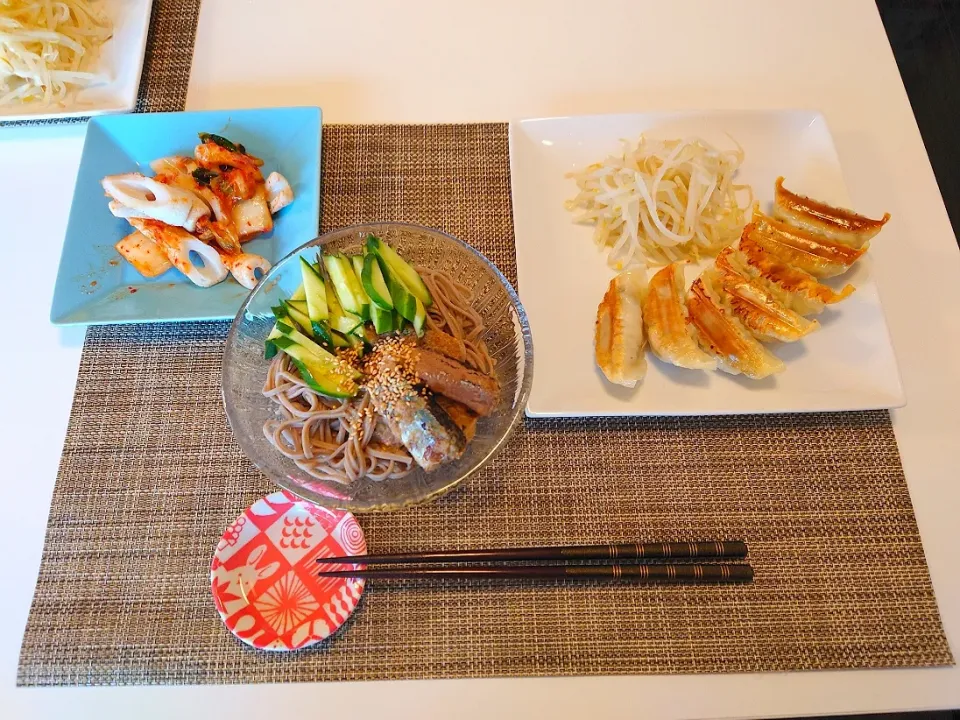 今日の夕食　さんまのおろし煮蕎麦、ちくわとキムチの和え物、浜松餃子|pinknari🐰🌈さん