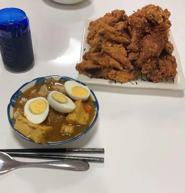 晩御飯(^^)☆チキンカレー茹で卵乗せ☆フライドチキン（手羽元、手羽中ハーフ）鶏オンパレード🤣|Saharaさん