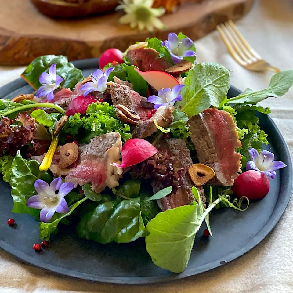 Snapdishの料理写真:ステーキサラダ🥩✨🥗 | 和風すりおろし玉ねぎドレッシング🧅|ゆきぽん@ゆきの家飲み料理さん