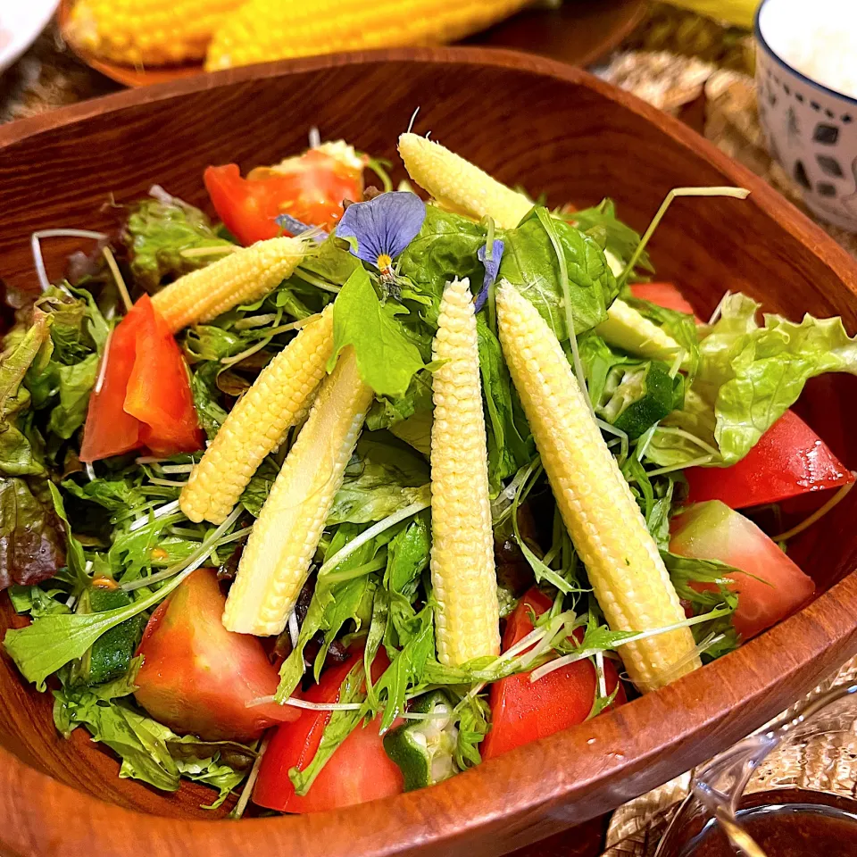 Snapdishの料理写真:生ヤングコーンとベビーリーフのサラダ|りんりんさん