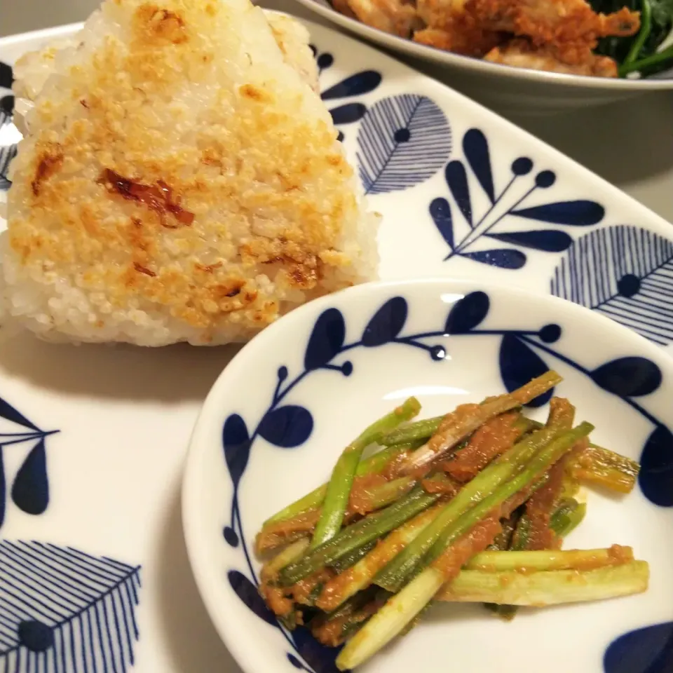 島らっきょうの茎の味噌漬け 焼きおにぎりに添えて|けろよんさん