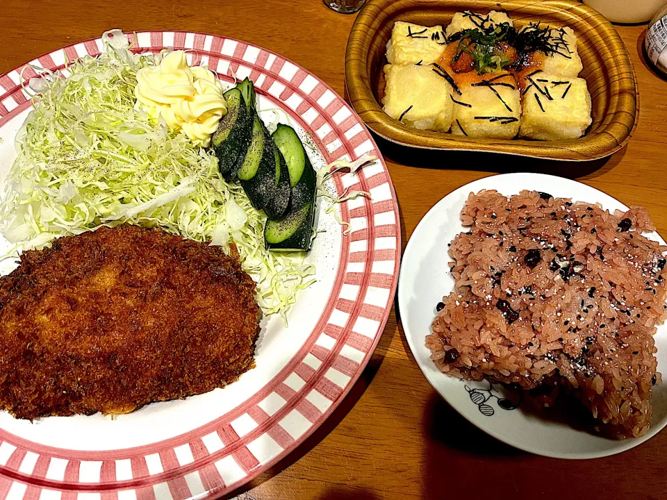 カツはソースと醤油と塩胡椒な3味で食べる派です #夕飯　赤飯、トンカツ、キャベツきゅうりサラダ、揚げ出し豆腐|ms903さん