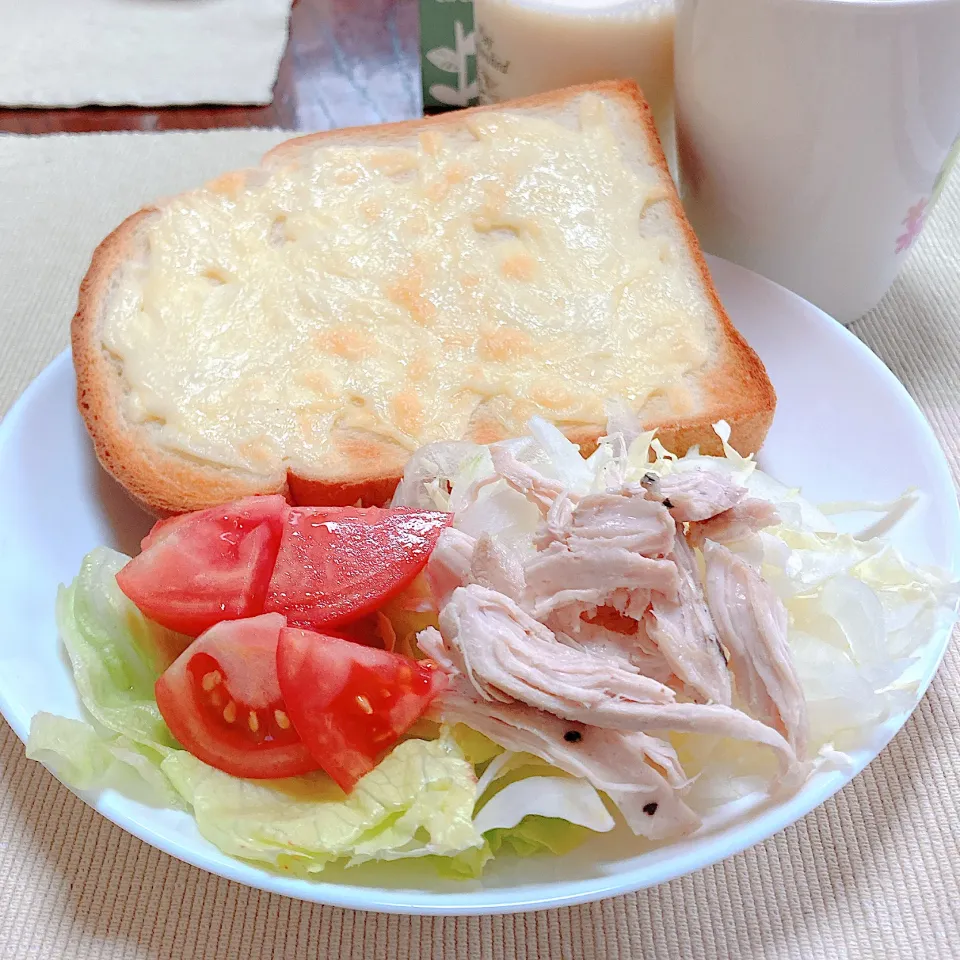 チーズトーストとチキンサラダ|akkoさん